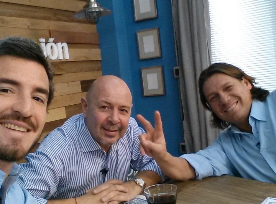 Selfie del equipo de Ovación Tv. Foto: @AWairaldi