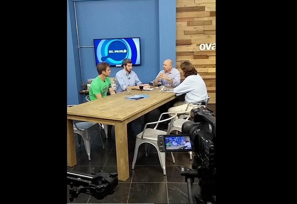 Juan Ramón Carrasco e Ivan Alonso en Ovación TV. Foto: @elpaistvovacion