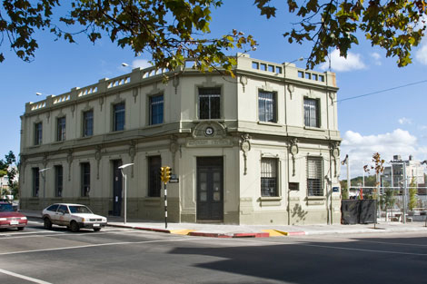 El eterno femenino de una imaginativa pintora