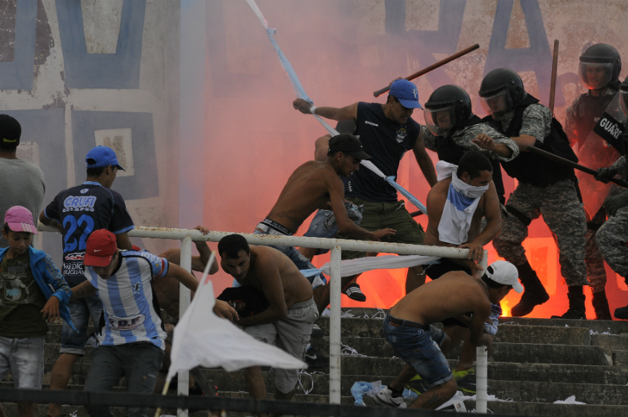 Incidentes entre hinchas de Cerro y la Policía. Foto: Ariel Colmegna