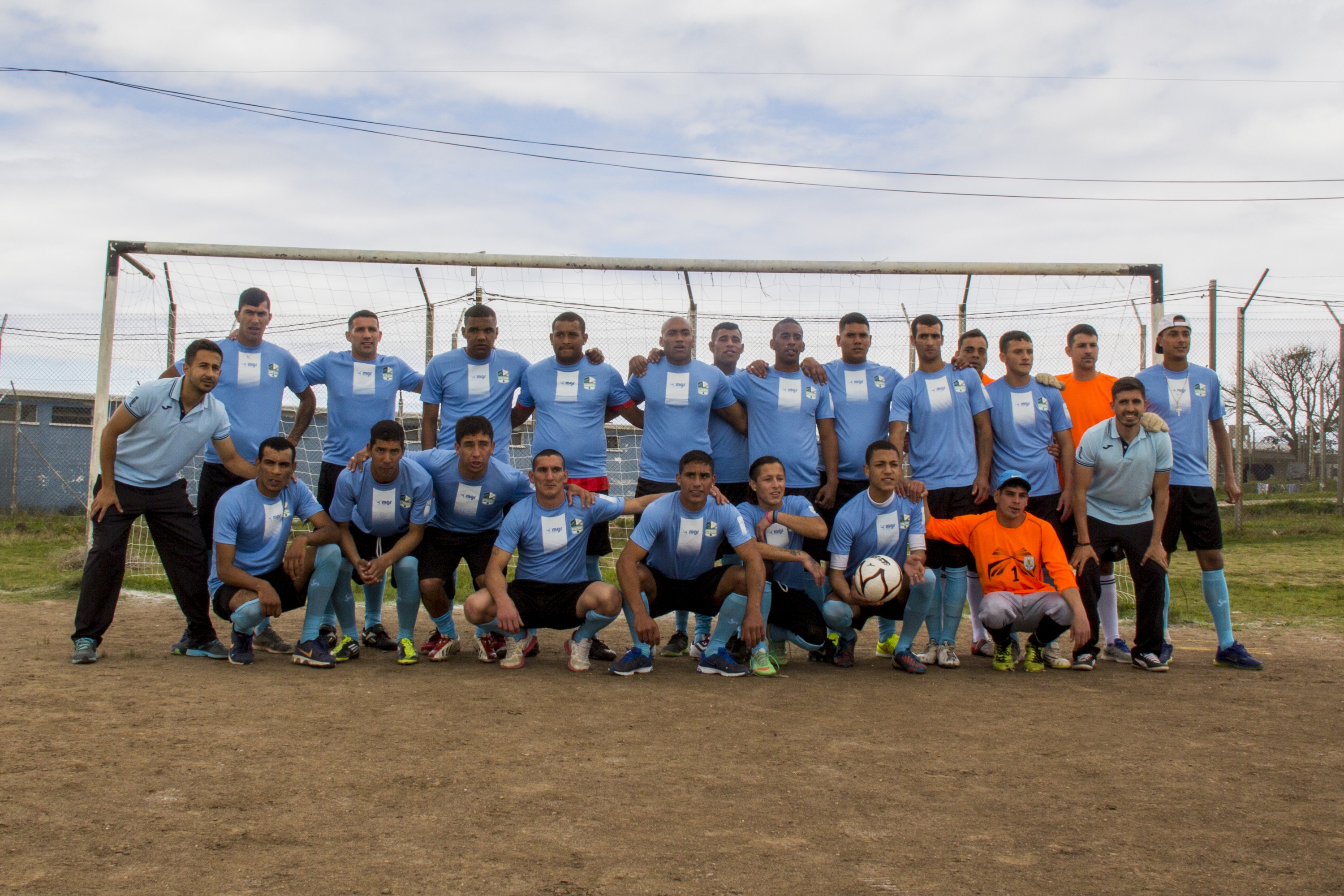 Equipo del Centro de Rehabilitación Punta de Rieles con la indumentaria obsequiada por el estudio PP&V.