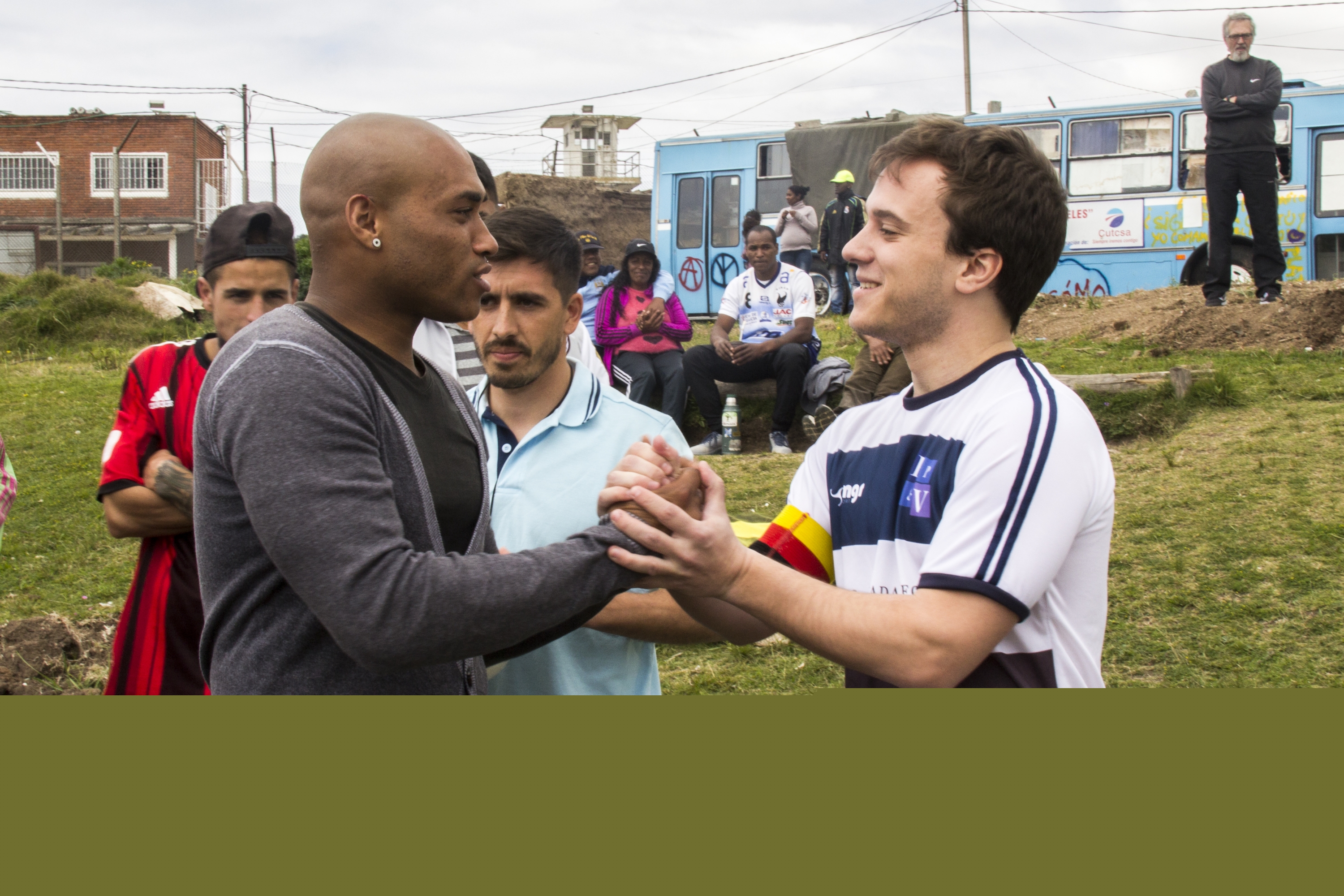 Los capitanes de ambos equipos Maximiliano Campo y Ernesto Heine.
