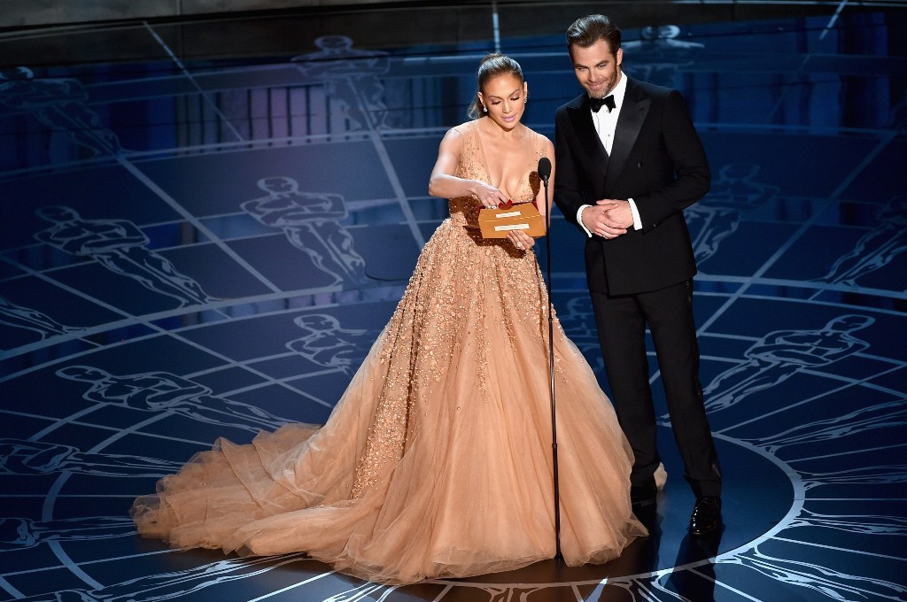 Jennifer Lopez y Chris Pine presentan uno de los premios. Foto: AFP