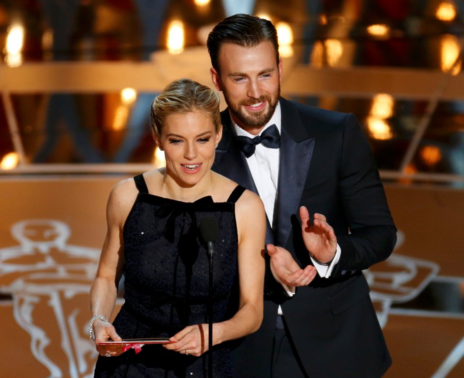Chris Evans y Sienna Miller presentando el Oscar por mezcla de sonido. Foto: Reuters