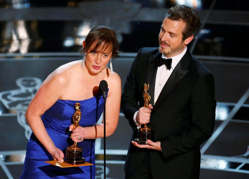 Kristina Reed y Patrick Osbourne aceptan el mejor corto animado. Foto: AFP