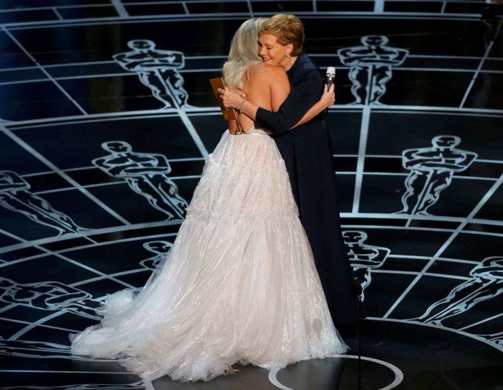 La actriz Julie Andrews abraza a Lady Gaga. foto: Reuters