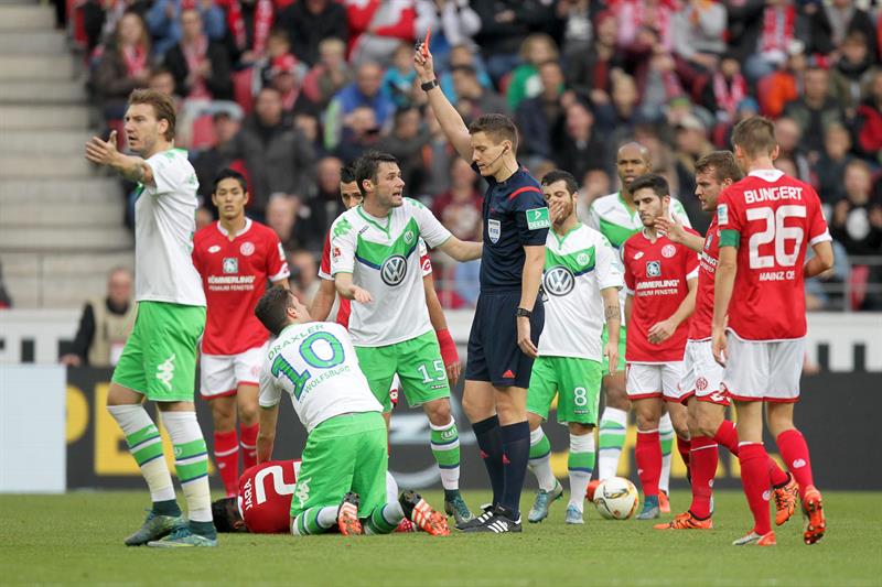 Julian Draxler se disculpa con Gonzalo Jara tras la dura patada. Foto: EFE