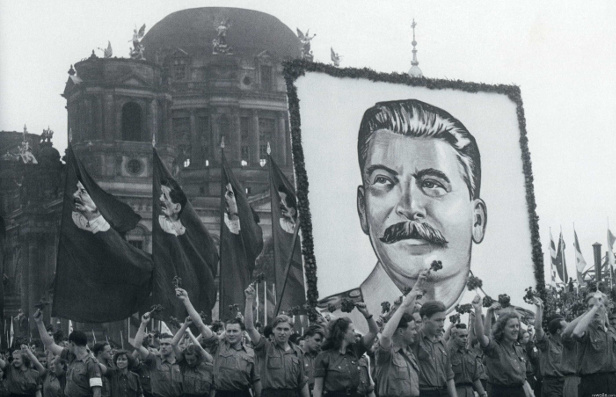 Jóvenes pioneros alemanes desfilan en honor de José Stalin, 1948.