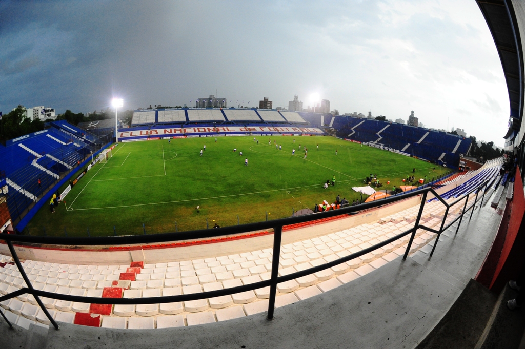 El eterno femenino de una imaginativa pintora