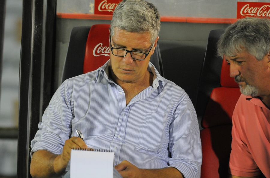 Anotaciones. El técnico Álvaro Gutiérrez sacó apuntes durante el partido  junto a su ayudante Mario Picún. Foto: Ariel Colmegna