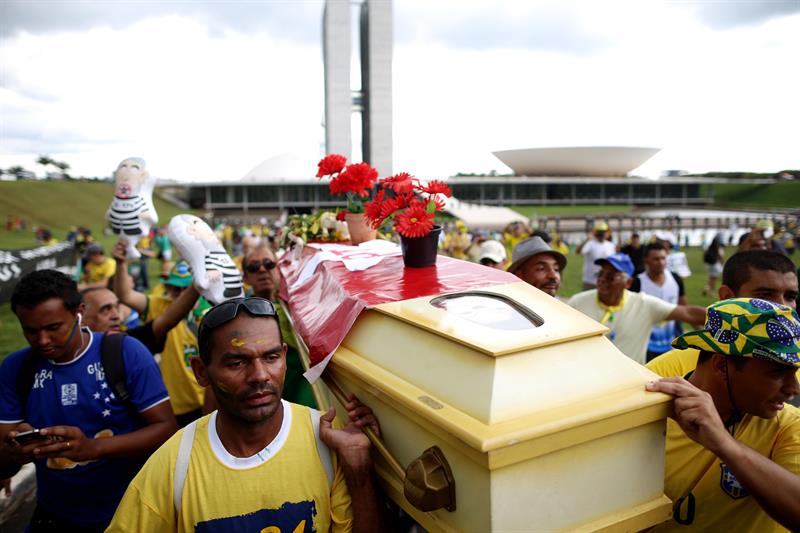 Protestas en Brasil para destituir a Dilma Rousseff. Foto: EFE