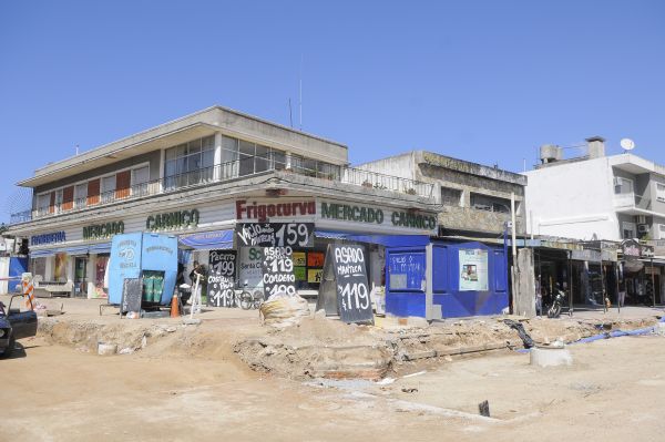 Carncería vial. El mercado de la esquina quedó completamente sitiado por el pavimento levantado Foto: Leonardo Carreño