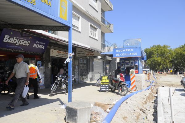 No estacionar. Los comercios se quedaron sin flujo de tránsito Foto: Leonardo Carreño
