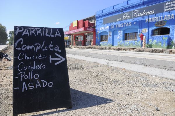 Estratégico. El cartel colocado en medio del corredor vial. Foto: Leonardo Carreño