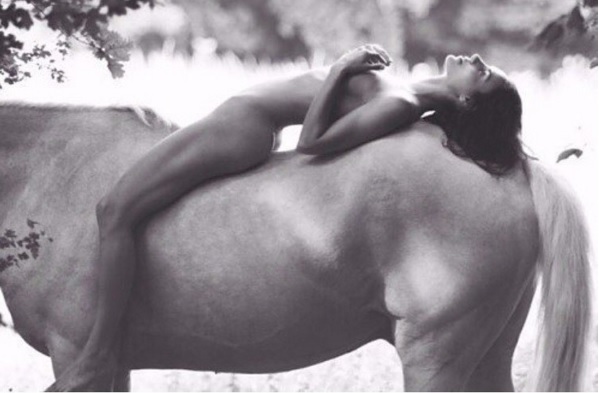 El eterno femenino de una imaginativa pintora