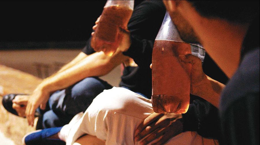 Jóvenes tomando alcohol. Foto: Archivo El País