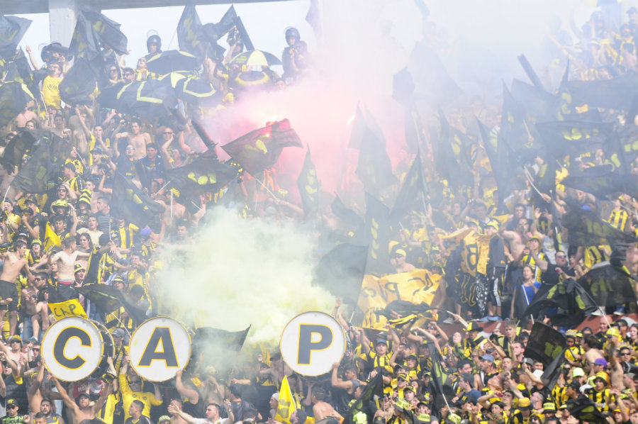 La hinchada de Peñarol en la Ámsterdam en el clásico. Foto: Marcelo Bonjour
