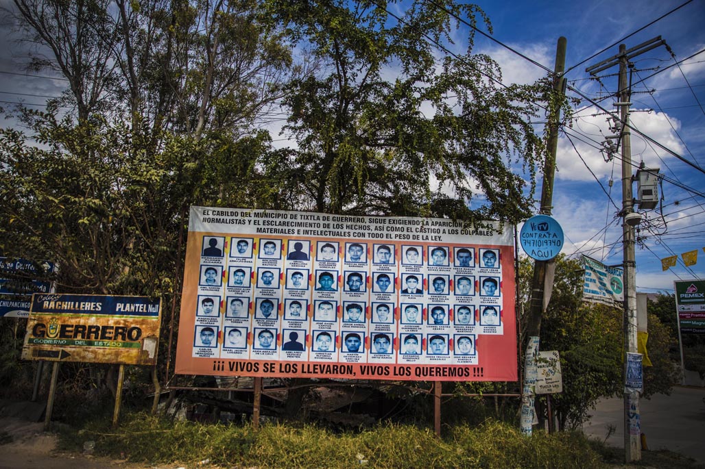 Un gran cartel con las fotos de los desaparecidos recibe al visitante en la entrada de Tixtla. Foto: Juan Carlos Tomasi /MSF