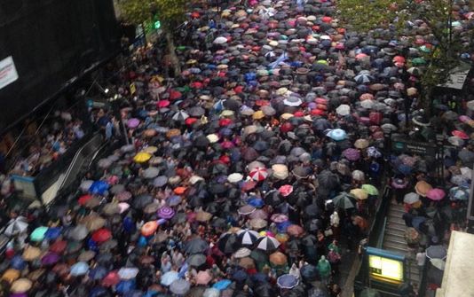 Miles en la marcha en homenaje a Alberto Nsman. Foto: C5N