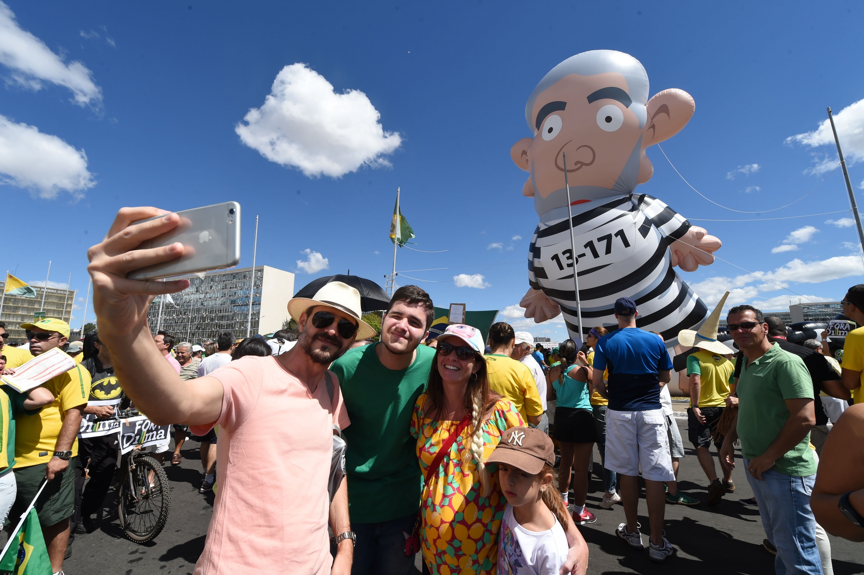 Miles salieron a las calles en todo Brasil para marchar contra Rousseff ...