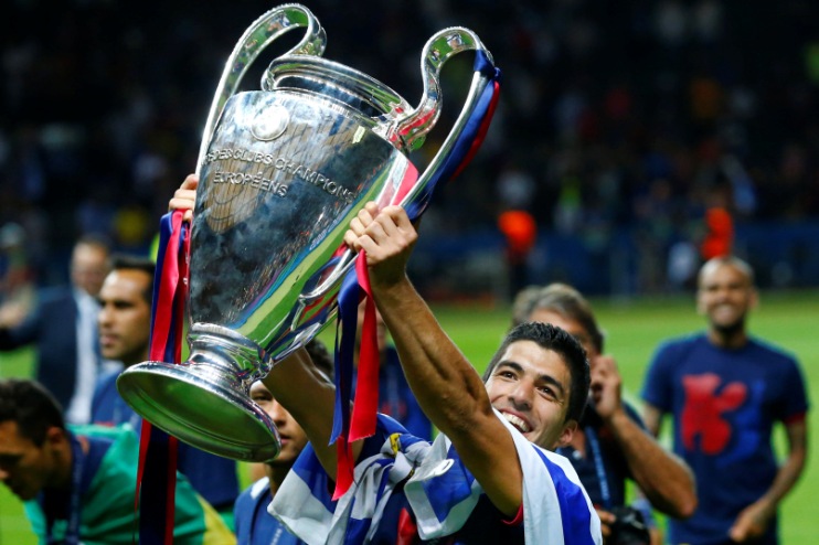 Imagen original de Suárez levantando la copa de la Champions. Foto: Reuters.