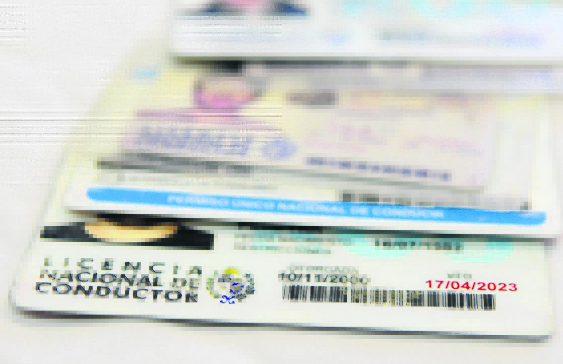 El eterno femenino de una imaginativa pintora