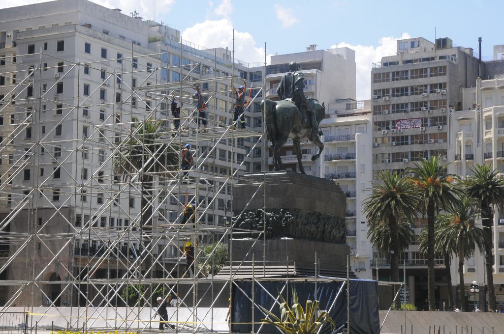 Domingo 22 de febrero de 2015 construyen el escenario para el cambio de mando del próximo 1° de marzo de 2015. Foto: Ariel Colmegna.