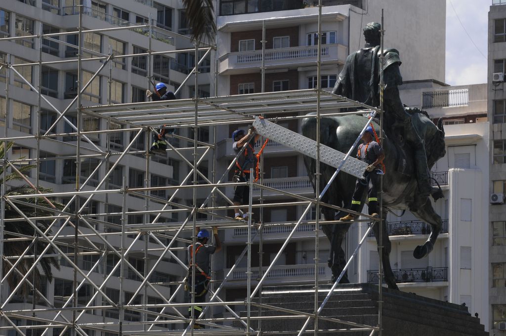 Domingo 22 de febrero de 2015 construyen el escenario para el cambio de mando del próximo 1° de marzo de 2015. Foto: Ariel Colmegna.