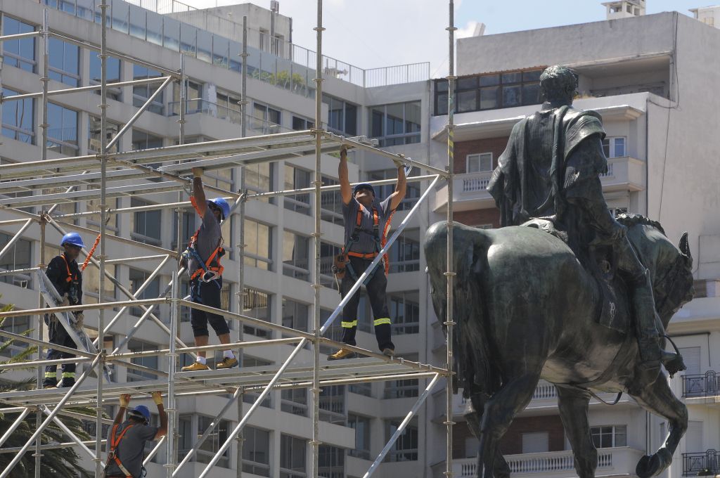 Domingo 22 de febrero de 2015 construyen el escenario para el cambio de mando del próximo 1° de marzo de 2015. Foto: Ariel Colmegna.