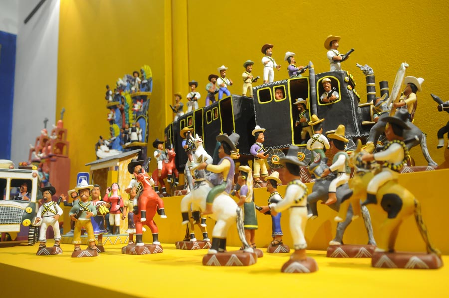 El eterno femenino de una imaginativa pintora