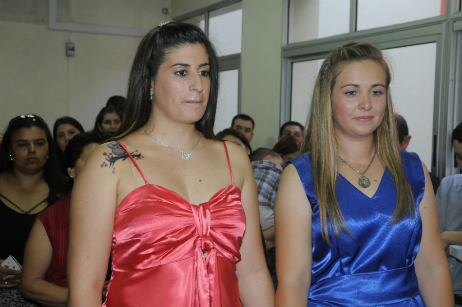 Natalia y María son las primeras policías en contraer matrimonio. Foto: Ariel Colmegna
