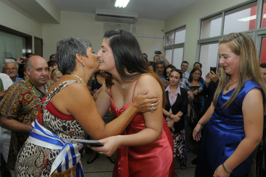 Natalia y María son las primeras policías en contraer matrimonio. Foto: Ariel Colmegna