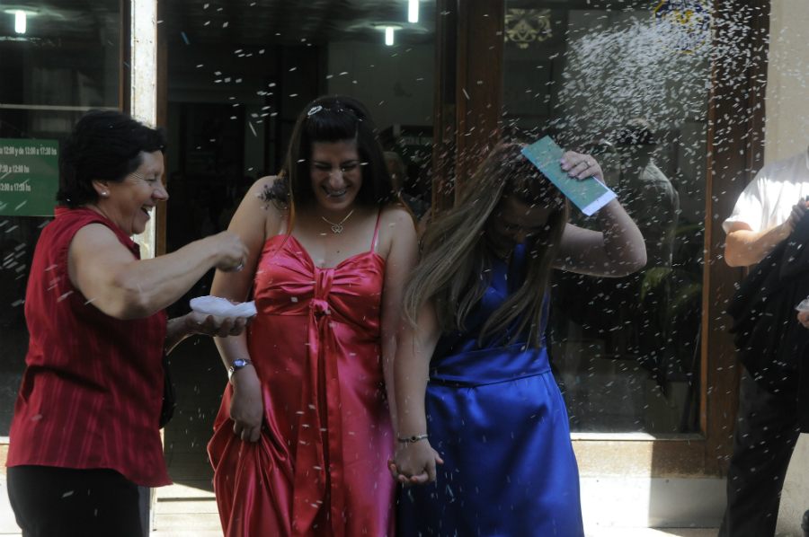 Natalia y María son las primeras policías en contraer matrimonio. Foto: Ariel Colmegna