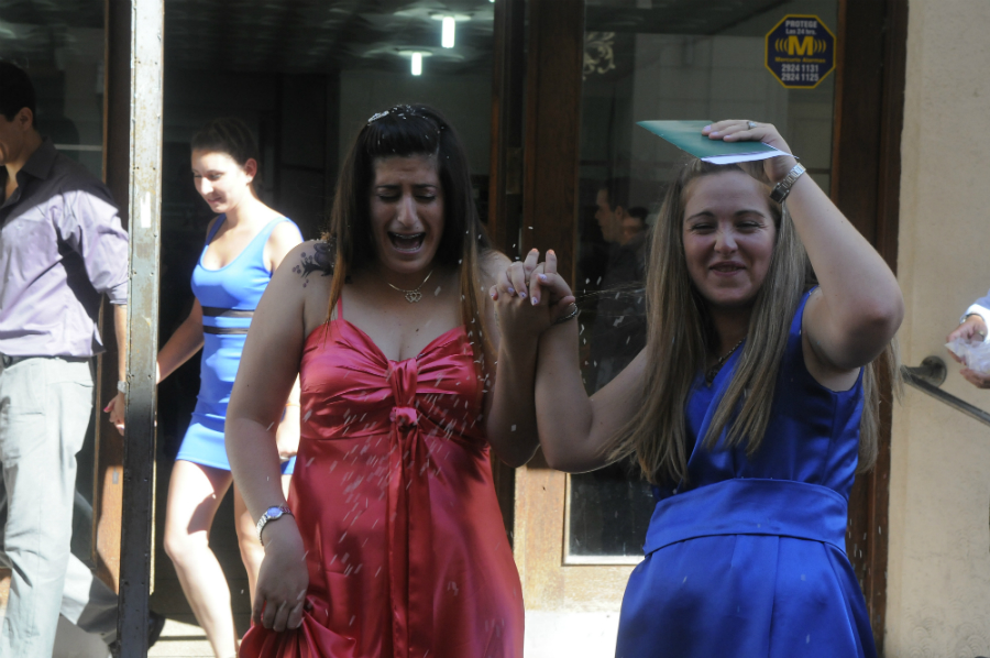 Natalia y María son las primeras policías en contraer matrimonio. Foto: Ariel Colmegna