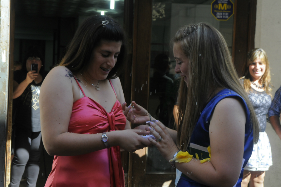 Natalia y María son las primeras policías en contraer matrimonio. Foto: Ariel Colmegna