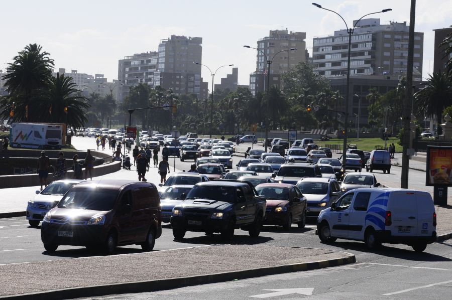 En la tarde el tránsito se tranca en dirección hacia el Este. Foto: Marcelo Bonjour.