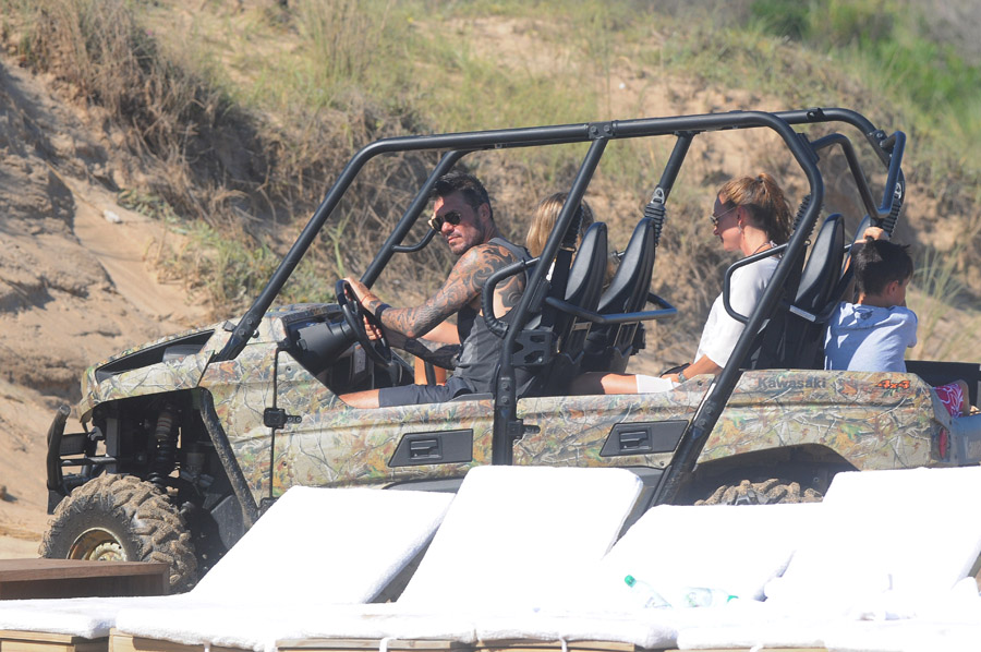 Tinelli bajó a la playa con un jeep, lo que está prohibido. Foto: Marcelo Bonjour