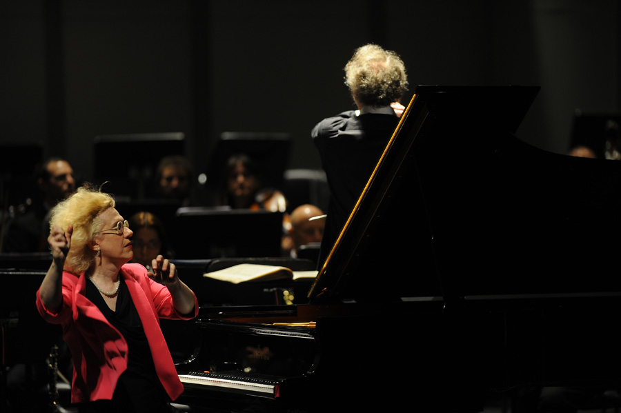 El eterno femenino de una imaginativa pintora