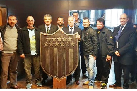 Donaron un escudo gigante para el estadio de Peñarol