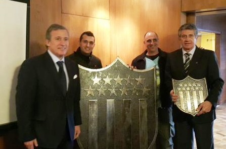 Donaron un escudo gigante para el estadio de Peñarol