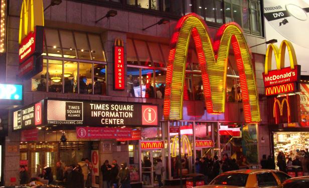 El eterno femenino de una imaginativa pintora