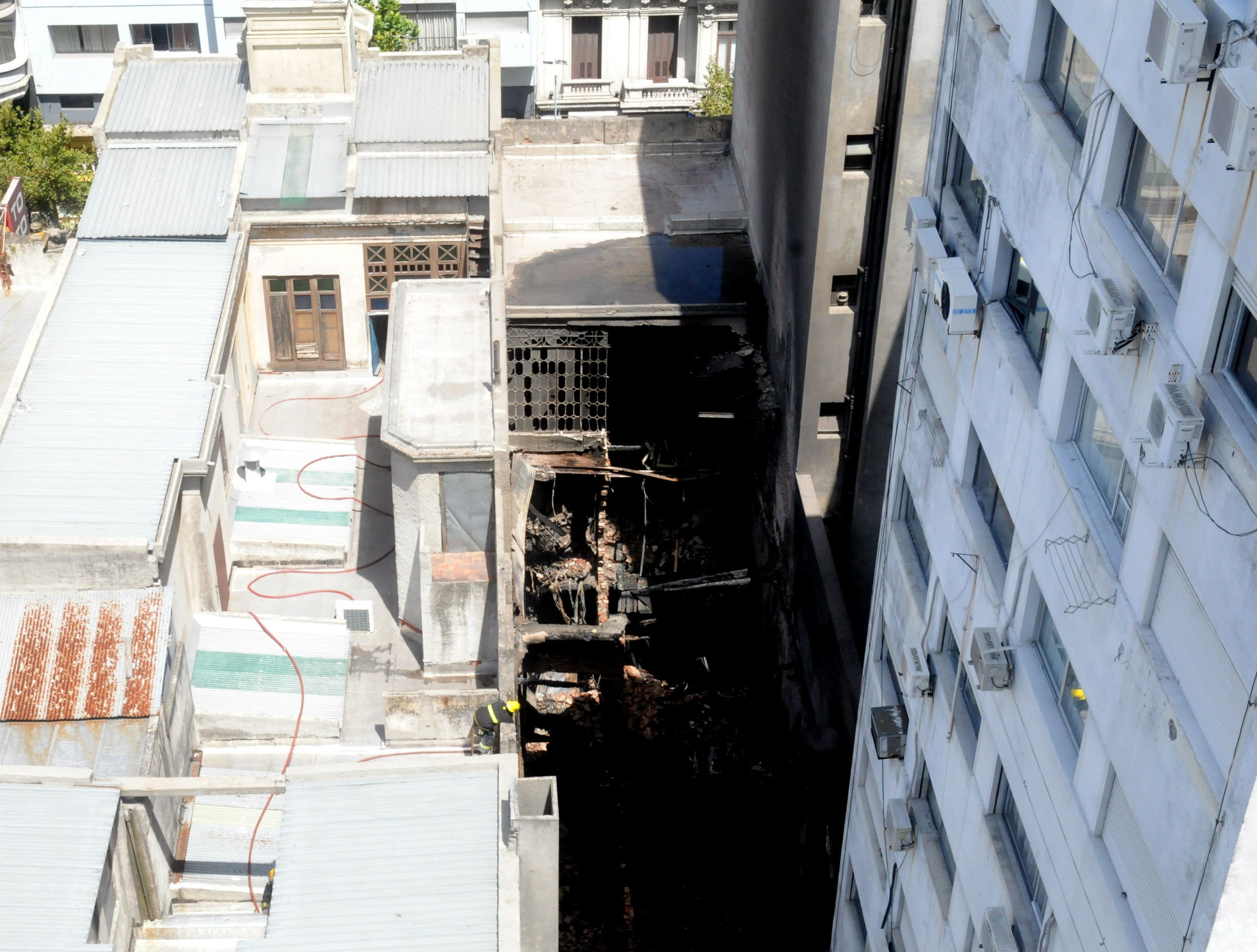 Incendio en una zapatería de 18 de Julio. Foto: Francisco Flores