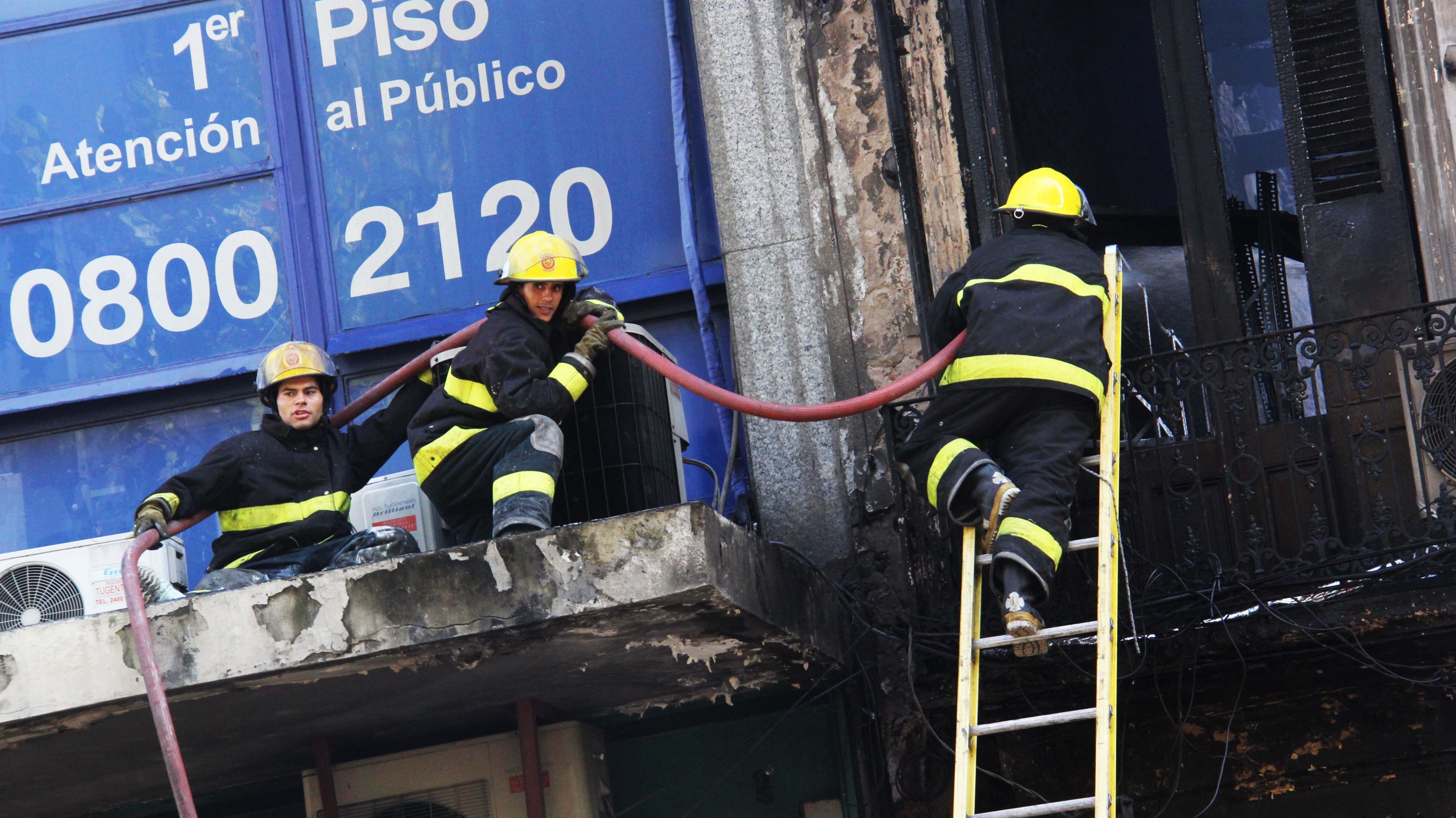 Incendio en Zapatería de 18 de Julio y Paraguay. Foto: El País.