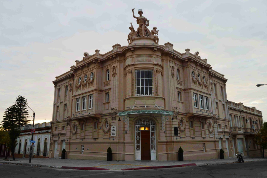 El eterno femenino de una imaginativa pintora