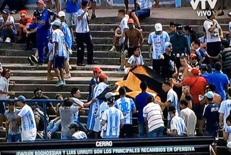 Bandera de Peñarol en la hinchada de Cerro.