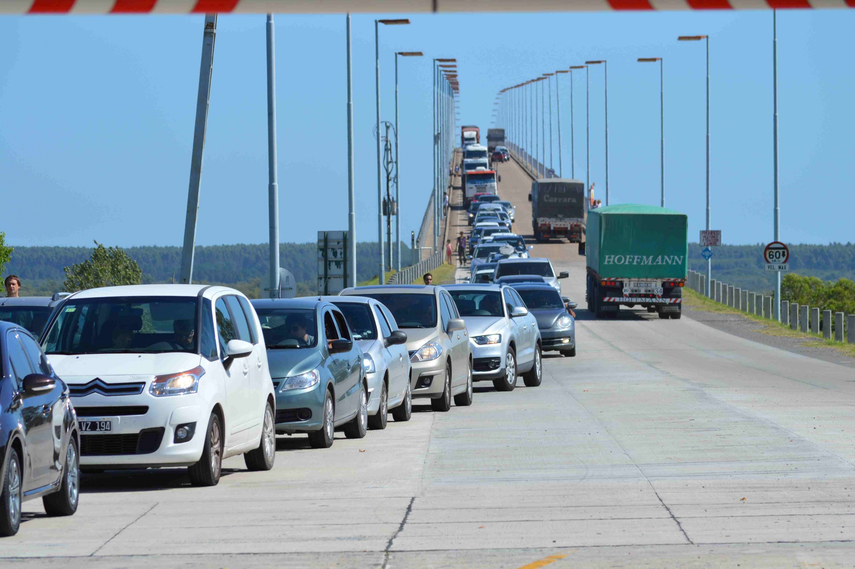 Puente San Martín colmado por feriado de Carnaval. Foto: Daniel Rojas