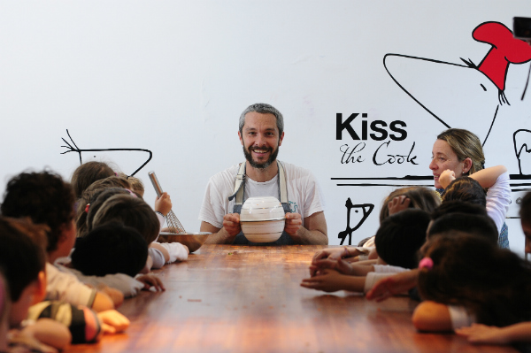 Hace diez años que Diego Ruete combina cocina y educación trabajando con los niños.