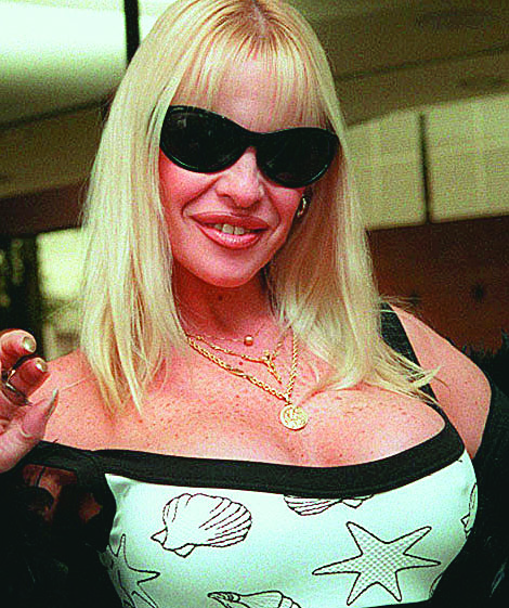 El eterno femenino de una imaginativa pintora