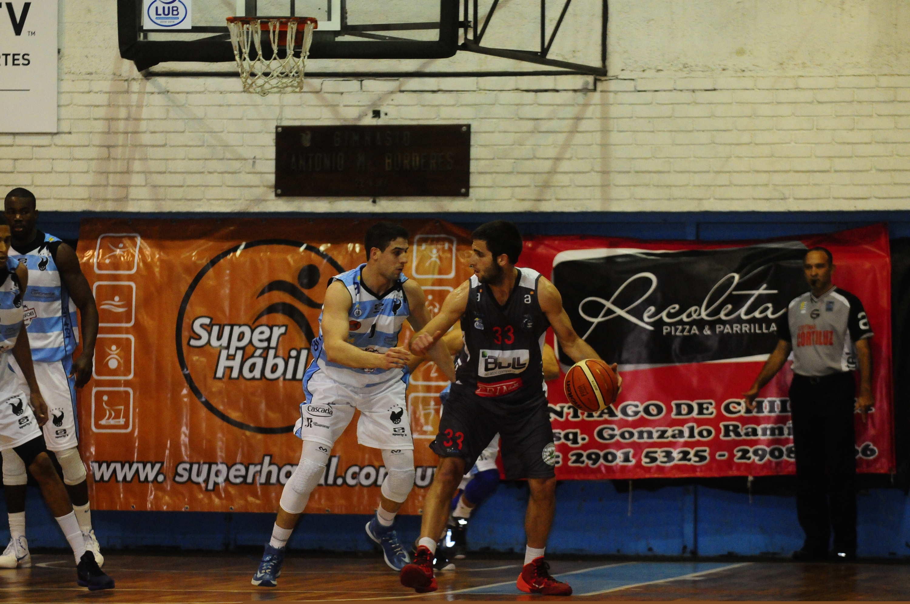 Federico Della Mea proteje la pelota ante la defensa de Maximiliano Cervi