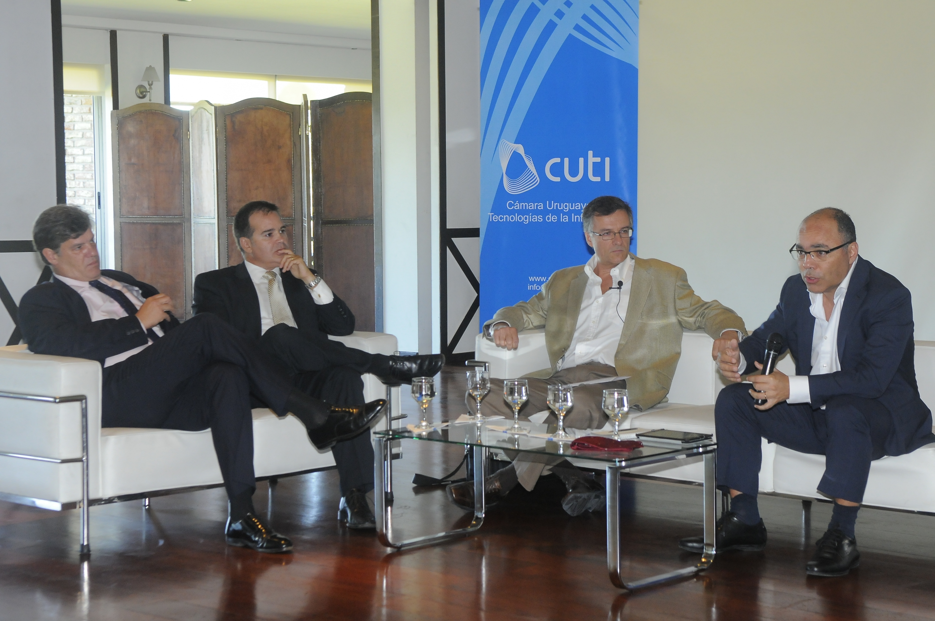 El eterno femenino de una imaginativa pintora